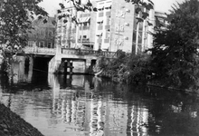 848367 Gezicht over de Stadsbuitengracht te Utrecht, met op de achtergrond de Willemsbrug en het hoofdkantoor van de ...